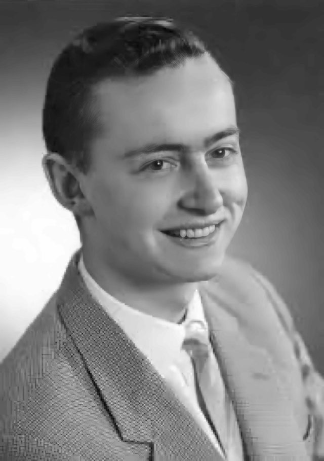Portrait de Jakow Trachtenberg, jeune homme souriant en costume.